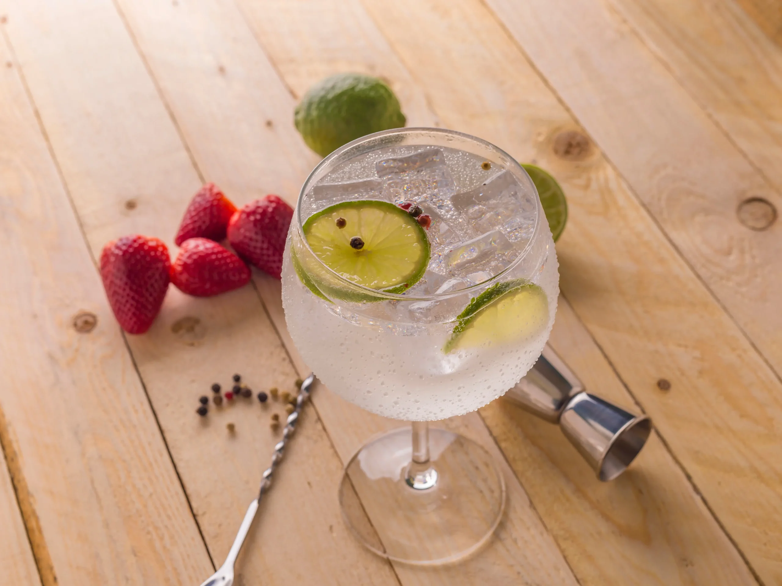 Cover articol Gin Tonic cu lime, mentă și căpșuni