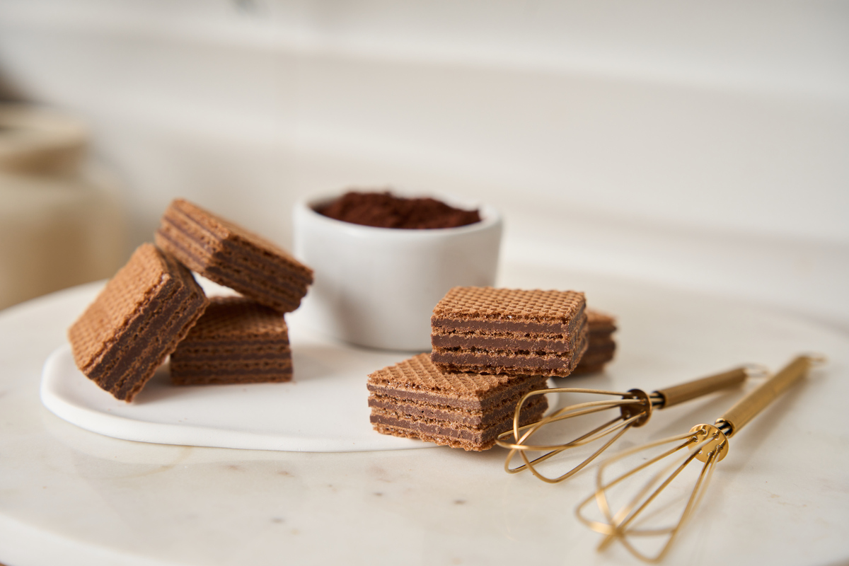 naty wafers brownie si un bol ce contine cacao in plan secund