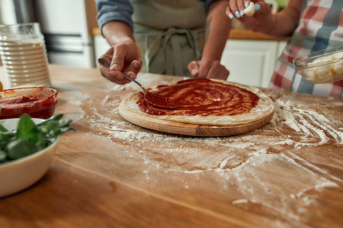 blat de pizza uns cu sos de rosii