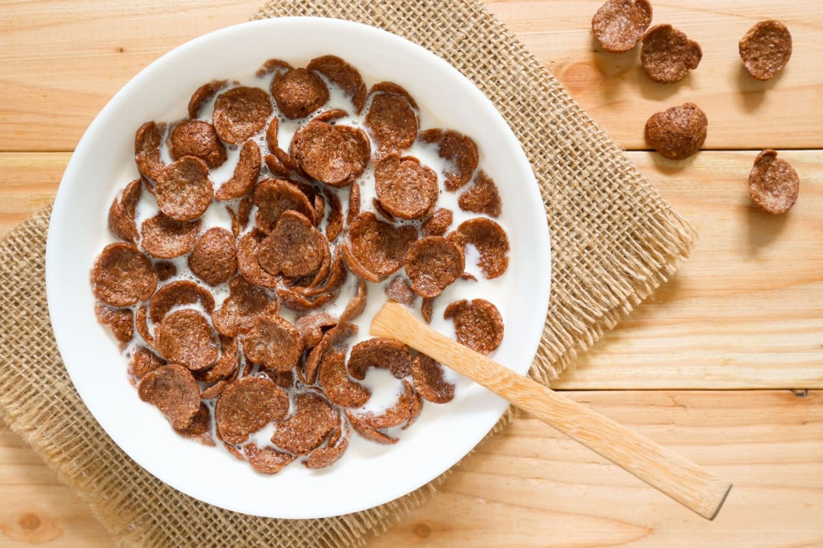 cereale corn flakes cu ciocolata si lapte