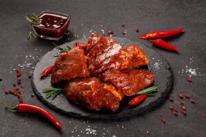 Felii de carne proaspata marinata cu sos chili