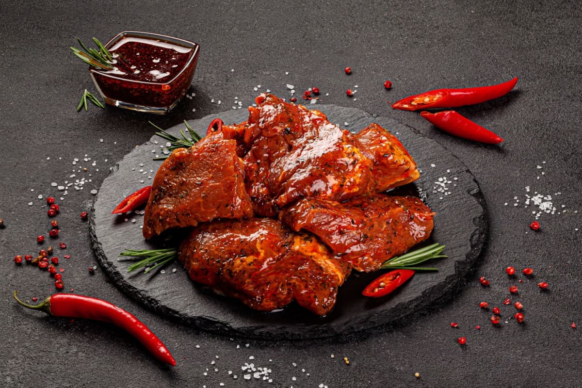 Felii de carne proaspata marinata cu sos chili