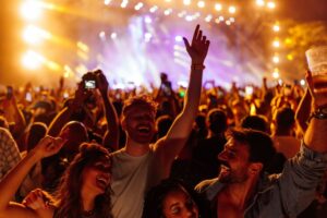 Grup de tineri la un concert sau festival