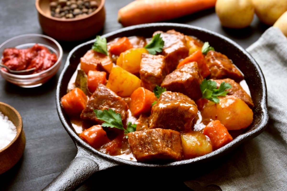Tocanita de cartofi cu carne de porc