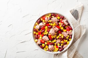 Cover articol Cum să pregătești salate rapid și ușor cu ingredientele din cămară?