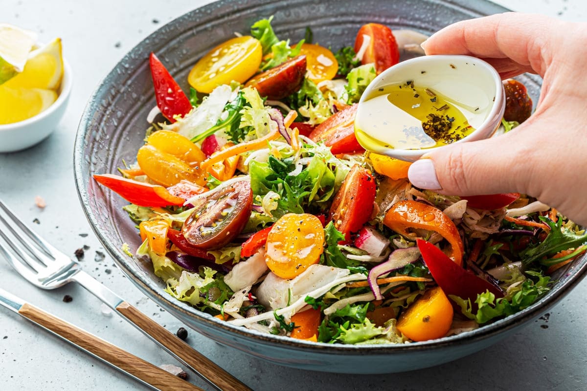 ulei de masline sau alt tip de topping turnat peste salata