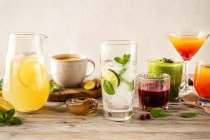 Diferite tipuri de băuturi, calde, funcționale, și reci, așezate pe o masă