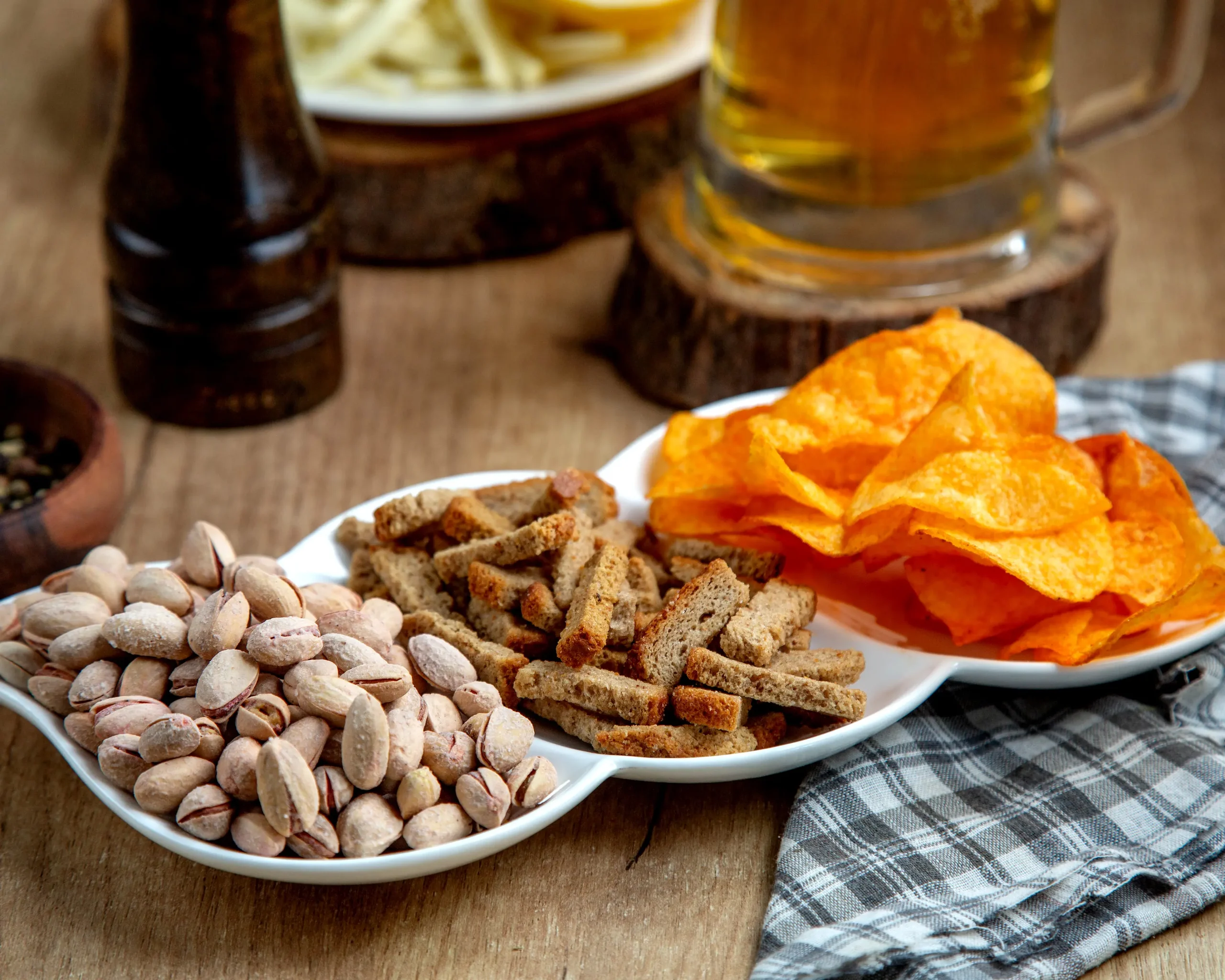 Servire cu snacks sarate fistic, paine si chipsuri